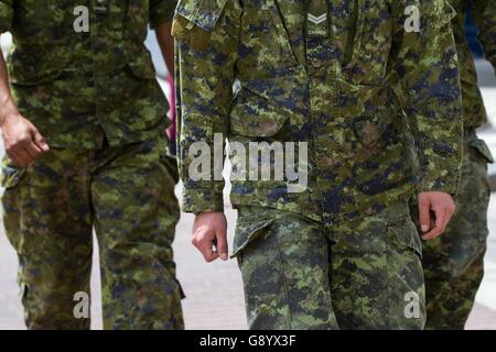 Kingston, Ontario, Canada. Il 1 giugno, 2016. Soldati canadesi a piedi nel centro di Kingston, Ont., il 1 giugno 2016. © Lars Hagberg/ZUMA filo/Alamy Live News Foto Stock