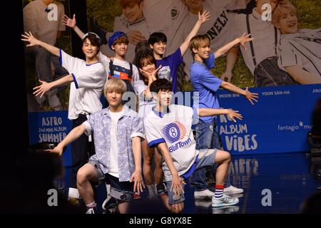 Seul in Corea. Il 30 giugno, 2016. Gruppo idolo ASTRO vetrina in attesa del loro nuovo album Estate Vibes a Seul, in Corea il 30 giugno, 2016.(Cina e Corea diritti) © TopPhoto/Alamy Live News Foto Stock