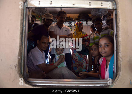 Dacca in Bangladesh. 1 Luglio, 2016. I passeggeri seduti in un treno in partenza per la loro città di appartenenza per il prossimo Eid al-Fitr festival a Dhaka, nel Bangladesh, 1 luglio 2016. © Shariful Islam/Xinhua/Alamy Live News Foto Stock