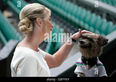 Londra, Regno Unito. 1 Luglio, 2016. Carol Kirkwood & Hacker il cane Bbc Meteo Presenter & Cbbc Presenter i campionati di Wimbledon 2016 All England Tennis Club, Wimbledon, Londra, Inghilterra 01 Luglio 2016 All England Tennis Club, Wimbledon, Londra, Inghilterra 2016 © Allstar Picture Library/Alamy Live News Credito: Allstar Picture Library/Alamy Live News Foto Stock