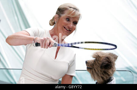 Londra, Regno Unito. 1 Luglio, 2016. Carol Kirkwood & Hacker il cane Bbc Meteo Presenter & Cbbc Presenter i campionati di Wimbledon 2016 All England Tennis Club, Wimbledon, Londra, Inghilterra 01 Luglio 2016 All England Tennis Club, Wimbledon, Londra, Inghilterra 2016 © Allstar Picture Library/Alamy Live News Credito: Allstar Picture Library/Alamy Live News Foto Stock