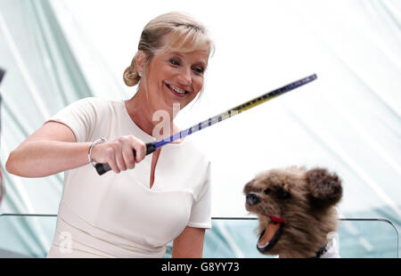 Londra, Regno Unito. 1 Luglio, 2016. Carol Kirkwood & Hacker il cane Bbc Meteo Presenter & Cbbc Presenter i campionati di Wimbledon 2016 All England Tennis Club, Wimbledon, Londra, Inghilterra 01 Luglio 2016 All England Tennis Club, Wimbledon, Londra, Inghilterra 2016 © Allstar Picture Library/Alamy Live News Credito: Allstar Picture Library/Alamy Live News Foto Stock