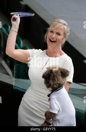 Londra, Regno Unito. 1 Luglio, 2016. Carol Kirkwood & Hacker il cane Bbc Meteo Presenter & Cbbc Presenter i campionati di Wimbledon 2016 All England Tennis Club, Wimbledon, Londra, Inghilterra 01 Luglio 2016 All England Tennis Club, Wimbledon, Londra, Inghilterra 2016 © Allstar Picture Library/Alamy Live News Credito: Allstar Picture Library/Alamy Live News Foto Stock