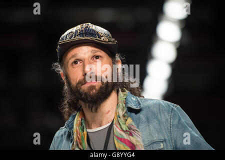 Berlino, Germania. 01 Luglio, 2016. Designer Johny Dar durante la presentazione della sua sfilata di moda "Jeans per i rifugiati" a Berlino, Germania, 01 luglio 2016. Designer presentano le loro collezioni per la primavera/estate 2017 presso la corrente della settimana della moda. Foto: Sophia Kembowski/dpa/Alamy Live News Foto Stock