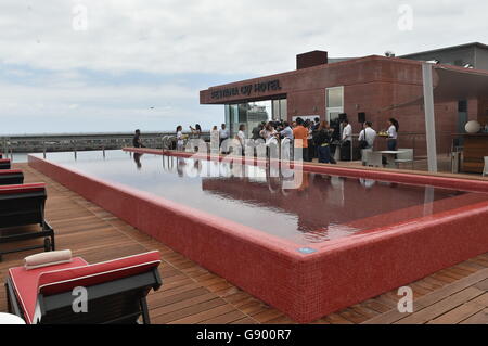 Funchal. Il 30 giugno, 2016. Foto scattata a giugno 30, 2016 mostra la piscina del Pestana CR 7 Hotel di Funchal, Portogallo. L'hotel ha investito dal Portogallo è la star del calcio Cristiano Ronaldo ha tenuto la sua cerimonia di apertura il giovedì. © Zhang Liyun/Xinhua/Alamy Live News Foto Stock