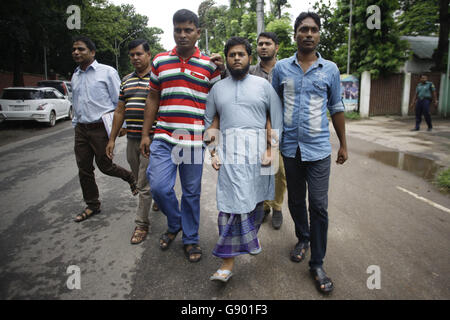 Dacca in Bangladesh. 1 Luglio, 2016. I membri del ramo di Detective del Bangladesh forza di polizia escort Saifullah Khaled, centro un favorito un tentativo di assassinio di un induista college insegnante, a Dhaka, nel Bangladesh, 1 luglio 2016. Tre giovani avevano violato di Ripon Chakrabarty, insegnante di matematica presso il governo Nazimuddin College di Madaripur, a casa sua con armi taglienti su giu 15 pomeriggio nel tentativo di uccidere lui, ultima di una serie di omicidi mirati di militanti islamici. Credito: ZUMA Press, Inc./Alamy Live News Foto Stock