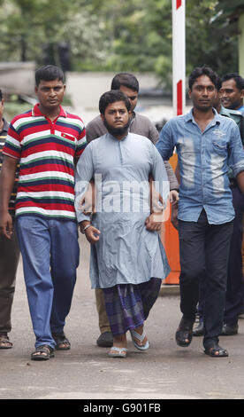 Dacca in Bangladesh. 1 Luglio, 2016. I membri del ramo di Detective del Bangladesh forza di polizia escort Saifullah Khaled, centro un favorito un tentativo di assassinio di un induista college insegnante, a Dhaka, nel Bangladesh, 1 luglio 2016. Tre giovani avevano violato di Ripon Chakrabarty, insegnante di matematica presso il governo Nazimuddin College di Madaripur, a casa sua con armi taglienti su giu 15 pomeriggio nel tentativo di uccidere lui, ultima di una serie di omicidi mirati di militanti islamici. Credito: ZUMA Press, Inc./Alamy Live News Foto Stock