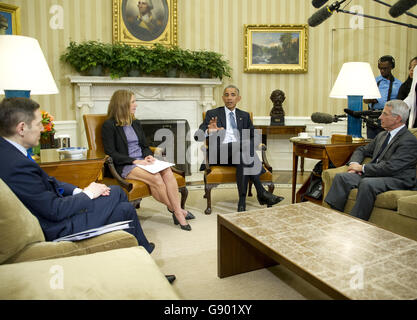 Washington DC, Stati Uniti d'America. 1 Luglio, 2016. Il Presidente degli Stati Uniti Barack Obama fa commento al media dopo aver ricevuto un briefing sulla risposta in corso al virus Zika crisi da membri della sua salute pubblica team compresi Segretario di Stato americano per la salute e i servizi umani Sylvia Mathews Burwell, centro sinistra, Direttore di NIH/NIAID dottor Anthony Fauci, destra e Direttore dei Centri per il controllo e la prevenzione delle malattie Dr. Tom Frieden, sinistra, nell'Ufficio Ovale della Casa Bianca di Washington, DC il Venerdì, 1 luglio 2016. Nel suo intervento il Presidente invita Foto Stock