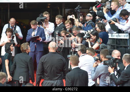 Karlovy Vary, Repubblica Ceca. 01 Luglio, 2016. Usa attore Willem Dafoe viene fornito con sua moglie Giada Colagrande (sinistra) per la cerimonia di apertura della 51a Karlovy Vary International Film Festival a Karlovy Vary Repubblica Ceca, 1 luglio 2016. © Slavomir Kubes/CTK foto/Alamy Live News Foto Stock