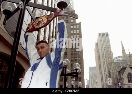 Pugilato - Campionato Mondiale di peso - Naseem Hamed a New York. Naseem Hamed mostra la sua cintura del titolo WBO World Featherweight Championship a New York Foto Stock