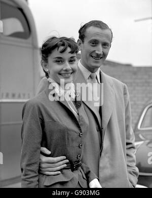 Al Northolt Airport si riunivano la star del cinema Audrey Hepburn e la sua fidanzata James Hanson che lei si sarebbe sposata oggi, ma il matrimonio è stato rinviato a causa di ritardi nelle riprese. Foto Stock