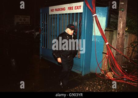 Calcio - fa Carling Premiership - Wimbledon / Arsenal. Deluso il direttore generale di Wimbledon Sam Hammam si è fatto strada verso la sala di controllo dopo il fallimento dei riflettori Foto Stock