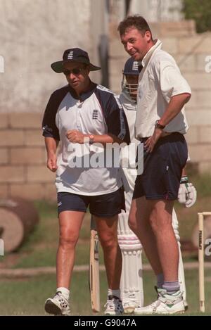 Allenatore inglese David Lloyd (a sinistra) e bowler Angus Fraser (a destra) durante una sessione di allenamento leggera Foto Stock