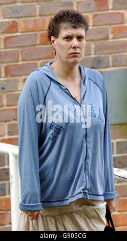 CORREZIONE CORREZIONE CORREZIONE questa immagine di Holly Thacker che arriva a Norwich Magistrates Court è UN file immagine datata 13 settembre 2005. La madre che ha ucciso il gatto di famiglia mettendolo nella lavatrice è stata condannata oggi.Martedì 18 ottobre 2005 a sei settimane DI PRIGIONE dopo essere stata trovata colpevole di crudeltà. Vedi PA Story COURTS Cat. L'associazione DI STAMPA Photo Credit dovrebbe leggere Nick Butcher/PA Foto Stock