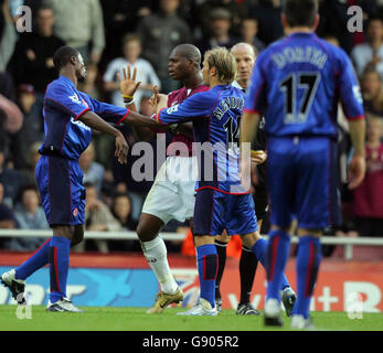 West Ham United's Marlon Harewood e Middlesbrough's Gaizka Mendieta (R) spingono George Boateng (L) di Middlesbrough lontano dall'arbitro Steve Bennett dopo il proprio gol di Chris Riggot durante la partita di Barclays Premiership all'Upton Park, Londra, domenica 23 ottobre 2005. PREMERE ASSOCIAZIONE foto. Il credito fotografico dovrebbe essere: Nick Potts/PA. Foto Stock