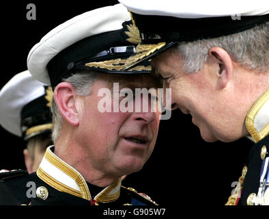 Il Principe Carlo della Gran Bretagna (L) parla al primo Signore del Mare, l'Ammiraglio Alan West (R) mentre lasciano la Cattedrale di San Paolo a Londra dopo il servizio di commemorazione di Trafalgar, ottobre 23,2005. Il servizio faceva parte di una serie di eventi per commemorare la Battaglia di Trafalgar, in cui l'ammiraglio Lord Nelson sconfisse la flotta combinata francese e spagnola al largo della costa spagnola vicino Cadice nel 21 ottobre 1805. PREMERE ASSOCIAZIONE foto. Il credito fotografico dovrebbe essere: Paul Hackett/Reuters/Pool/PA Foto Stock