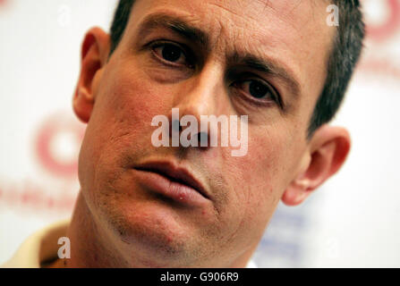 Ashley Giles in Inghilterra durante una conferenza stampa al London Heathrow Marriott Hotel, lunedì 24 ottobre 2005. L'Inghilterra volerà domani in Pakistan per la prima tappa del tour invernale, che prevede tre Test Matches e cinque One Day Internationals. Vedi storia della PA CRICKET England. PREMERE ASSOCIAZIONE foto. Il credito fotografico dovrebbe essere: David Davies/PA. **** Foto Stock