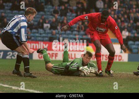 Mark Pembridge (L) di Sheffield Wednesday guarda come il compagno di squadra Kevin Pressman (C) salva da Carl Leaburn (R) di Wimbledon Foto Stock