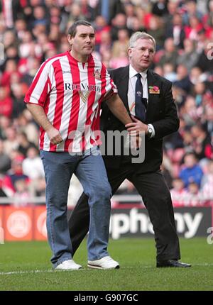 Un fan di Sunderland è scortato dal campo dopo il confronto Portiere Kelvin Davis Foto Stock