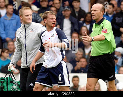 Foto non pubblicata del 29/10/2005 del Teemu Tainio di Tottenham Hotspur (C) si allontana infortunata dopo una collisione con il Sol Campbell di Arsenal durante la partita di Barclays Premiership a White Hart Lane, Londra. PREMERE ASSOCIAZIONE foto. Il credito fotografico dovrebbe essere: Sean Dempsey/PA. Foto Stock