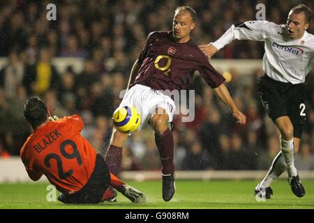 Calcio - UEFA Champions League - Gruppo B - Arsenal / Sparta Praga - Highbury. Dennis Bergkamp di Arsenal ha salvato il suo colpo da Jaromir Blazek di Sparta Praga come Martin Hasek Foto Stock