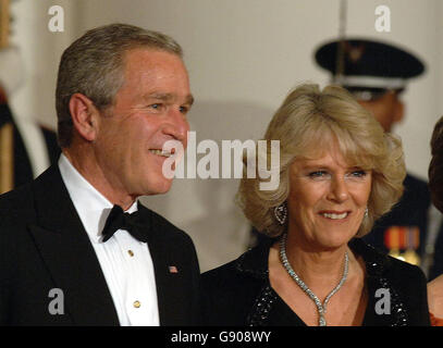 La duchessa di Cornovaglia e il presidente degli Stati Uniti George W Bush all'ingresso principale della Casa Bianca a Washington DC, mercoledì 2 novembre 2005 dove sono arrivati per un banchetto. Vedi PA Story ROYAL Charles. PREMERE ASSOCIAZIONE foto. Il credito fotografico dovrebbe essere: John Stillwell/PA Foto Stock