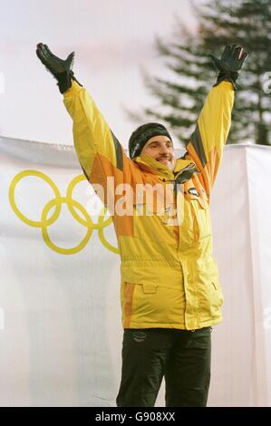 Uomini Single Luge - Olimpiadi invernali - Nagano 1998 - Stadio Spiral. Georg Hackl di Germania celebra la vittoria della medaglia d'oro Foto Stock