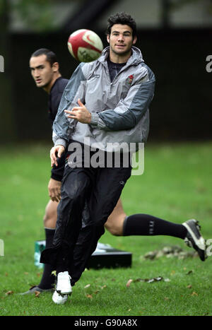 Mike Phillips del Galles durante una sessione di allenamento ai Sophia Gardens di Cardiff, martedì 8 novembre 2005, in vista della loro partita internazionale contro le Figi venerdì. PREMERE ASSOCIAZIONE foto. Il credito fotografico dovrebbe essere: David Davies/PA. Foto Stock