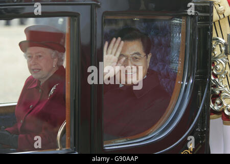 :PRESIDENTE HU JINTAO DELLA REPUBBLICA POPOLARE CINESE E REGINA NELLA PARATA di HORSEGAURDS OGGI, ALL'INIZIO DELLA SUA VISITA DI STATO.centinaia di manifestanti della Campagna per il Tibet libero, Che ha chiesto la fine dell'occupazione cinese del Tibet, ha impacchettato il centro commerciale di Londra per far conoscere la loro presenza al leader. Guarda la storia della PA ROYAL China. PREMERE ASSOCIAZIONE foto. Il credito fotografico dovrebbe essere: Jeremy Selwyn Evening Standard/NPA Pool/PA 08/11/2005 Foto Stock