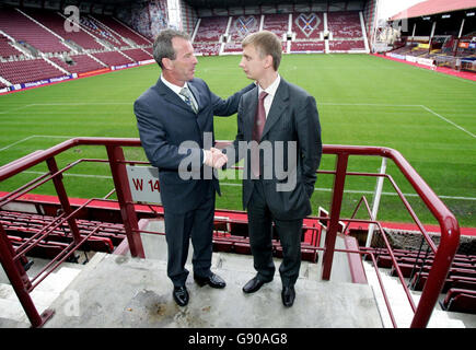 Hearts nuovo primo allenatore di squadra Graham Rix (L) è accolto dal presidente Romanov al Tynecastle Stadium, Edimburgo, martedì 8 novembre 2005. All'ex attaccante dell'Arsenale e dell'Inghilterra, che è stato nominato fino alla fine della stagione, è stato detto che selezionerà la squadra con un direttore del calcio che lavora sopra di lui scegliendo quali giocatori portare in. Vedi PA storia CUORI DI CALCIO. PREMERE ASSOCIAZIONE foto. Il credito fotografico dovrebbe essere: Steve Welsh/PA. **** Foto Stock