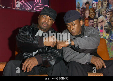 Rap Artists Public Enemy, Chuck D (a sinistra) e il Professor Griff fanno un'apparizione ospite su MTV's TRL (Total Request Live) show, in diretta da MTV's Leicester Square Studios, centro di Londra, martedì 8 novembre 2005. PREMERE ASSOCIAZIONE foto. Il credito fotografico dovrebbe essere: Anthony Harvey/PA Foto Stock