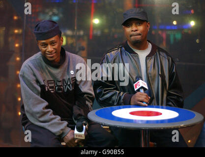 Rap Artists Public Enemy, Chuck D (a destra) e Professor Griff fanno una apparizione ospite su MTV's TRL (Total Request Live) show dal vivo da MTV's Leicester Square Studios, centro di Londra, martedì 8 novembre 2005. PREMERE ASSOCIAZIONE foto. Il credito fotografico dovrebbe essere: Anthony Harvey/PA Foto Stock