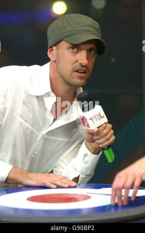 Daniel Powter fa un'apparizione ospite sullo spettacolo di MTV's TRL (Total Request Live), in diretta dagli studi MTV di Leicester Square, nel centro di Londra, giovedì 10 novembre 2005. PREMERE ASSOCIAZIONE foto. Il credito fotografico dovrebbe essere: Anthony Harvey/PA Foto Stock