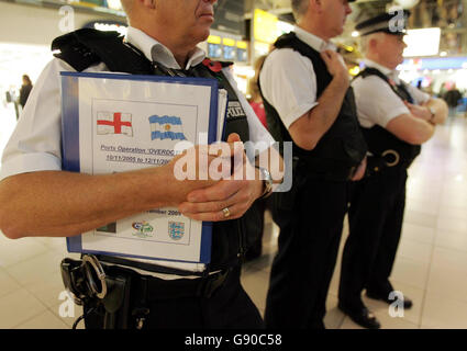 La polizia all'aeroporto di Heathrow aspetta di mettere in discussione i tifosi di calcio inglesi, venerdì 11 novembre 2005, davanti all'amico inglese contro l'Argentina a Ginevra domani. Nell'ultimo importante test sulle misure anti-hooligan prima della Coppa del mondo di calcio del prossimo anno in Germania, ufficiali delle forze di tutto il paese sono stati impiegati oggi nei porti e negli aeroporti come parte di un'operazione di tre giorni per impedire ai potenziali disturbatori di recarsi alla partita. Vedi storia della PA POLIZIA Calcio. PREMERE ASSOCIAZIONE foto. Il credito fotografico dovrebbe essere: Tim Ockenden/PA. Foto Stock