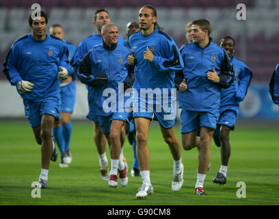 Calcio - amichevole - Argentina v Inghilterra - Inghilterra formazione - Stade de Geneve. Rio Ferdinand in Inghilterra Foto Stock