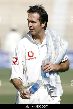 Il capitano dell'Inghilterra infortunato Michael Vaughan arriva in campo come dodicesimo uomo durante il quinto giorno del primo Test match contro il Pakistan al Multan Cricket Stadium a Multan, Pakistan, mercoledì 16 novembre 2005. Il Pakistan ha vinto il primo test con 22 corse. Vedi storia della PA CRICKET England. PREMERE ASSOCIAZIONE foto. Il credito fotografico dovrebbe essere: Gareth Copley/PA. Foto Stock