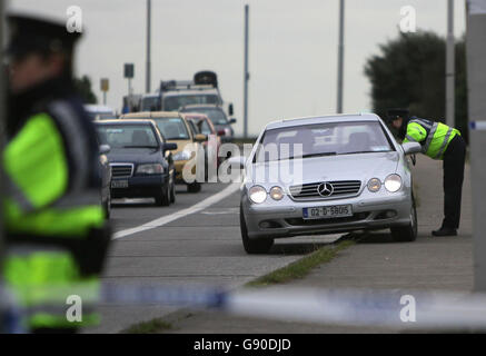 Un ufficiale di Garda ferma il traffico vicino alla scena di una sparatoria fatale nella zona di Hoth nel nord di Dublino, mercoledì 16 novembre 2005. Un uomo è stato ucciso in quello che la polizia ha detto è stato un sospettato sparare gangland. La vittima era un passeggero in una macchina che viaggiava lungo Clontarf Road vicino allo Yacht Pub intorno alle 21.30 di ieri, quando i colpi sono stati sparati al veicolo. Il passeggero è stato colpito più volte in testa e morì sulla scena. Il conducente della vettura è riuscito a fuggire a piedi. Guarda la storia della PA POLIZIA Murder Ireland. PREMERE ASSOCIAZIONE foto. Il credito fotografico dovrebbe essere: Niall Carson/PA. Foto Stock