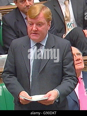 Il leader del Partito liberaldemocratico Charles Kennedy interviene alle interrogazioni del primo Ministro alla Camera dei Comuni, mercoledì 16 2005 novembre. PREMERE ASSOCIAZIONE foto. Il credito fotografico dovrebbe essere: PA Foto Stock