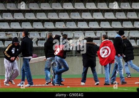 I fan di entrambe le squadre si scontrano sul campo dopo il la partita è stata abbandonata nel sessantacinquesimo minuto successivo ad un terzo invasione del passo Foto Stock