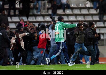 Calcio - Internazionale amichevole - DR Congo / Tunisia - Stade Yves Du Manoir. I giocatori, i giornalisti e i fan di entrambe le squadre si scontrano in campo dopo che la partita è stata abbandonata nel 65° minuto dopo un'invasione del terzo campo Foto Stock