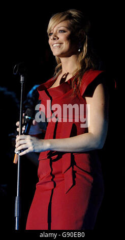 Liz McClarnon si esibisce sul palco durante 'A Night with the Stars', una palla di beneficenza VIP in aiuto di Childline, presso la St George's Hall di Liverpool, giovedì 17 novembre 2005. PREMERE ASSOCIAZIONE foto. Il credito fotografico dovrebbe essere: Yui Mok/PA Foto Stock