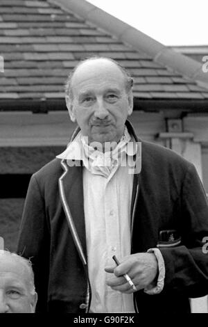 Cricket - The National Book League contro gli autori di cricket. Ex giocatore di Inghilterra, Surrey e Sussex Percy Fender Foto Stock