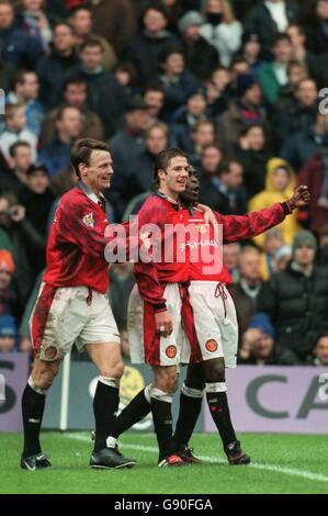 Calcio - Littlewoods fa Cup terzo turno - Chelsea / Manchester United. Teddy Sheringham (a sinistra), David Beckham (al centro) e Andy Cole (a destra) celebrano il Manchester United Foto Stock