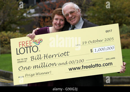 FreeLotto.com vincitore Bill Herriot da Blantyre con sua moglie maggio, mercoledì 19 ottobre 2005, riceve un assegno dopo essere diventato il primo in assoluto un milione di dollari vincitori del Regno Unito. Guarda la storia di PA SCOTLAND Lotto. PREMERE ASSOCIAZIONE foto. Il credito fotografico dovrebbe essere: Andrew Milligan/PA. Foto Stock