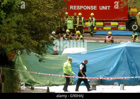 Il personale dei servizi di emergenza lavora sulla scena di un incidente aereo mortale in una strada tranquilla vicino a Biggin Hill a Kent, sabato 22 ottobre 2005. L'aereo, decollato dall'aeroporto di Londra Biggin Hill, si è schiantato poco più tardi oggi. PREMERE ASSOCIAZIONE foto. Il credito fotografico dovrebbe essere: Johnny Green/PA. Foto Stock