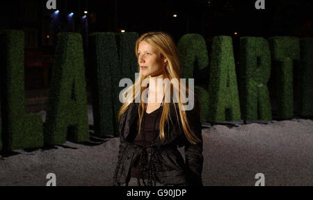 Gwyneth Paltrow si unisce al celebre Brit Designer Stella McCartney alla festa di lancio di London Bridge, nel centro di Londra, martedì 25 ottobre 2005, per celebrare la nuova collaborazione con H&M, che sarà disponibile nei negozi a partire da novembre. PREMERE ASSOCIAZIONE FOTO. Il credito fotografico dovrebbe leggere: Joel Ryan/PA Foto Stock