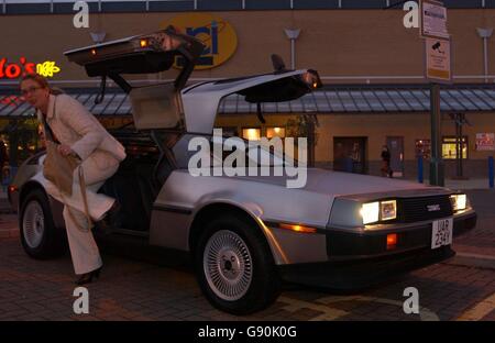 I visitatori possono dare un'occhiata alle auto Deloree esposte al cinema Basildon UCI, per celebrare una speciale mostra della trilogia del ritorno al futuro. In un evento raro, più di 20 delle famose auto sono state acquistate insieme dal Delorean Owners Club. Foto Stock