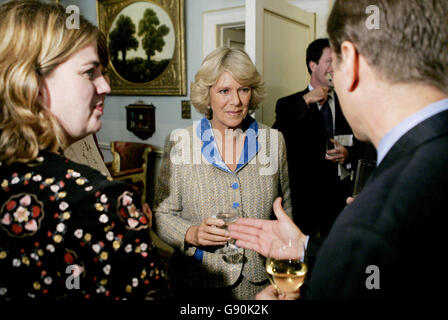 Camilla, la Duchessa di Cornovaglia, (centro) incontra gli ospiti durante un ricevimento per gli Americani che vivono nel Regno Unito, alla Clarence House di Londra, mercoledì 26 ottobre 2005. Camilla e suo marito, il principe Carlo della Gran Bretagna, hanno partecipato alla reception per gli americani che rappresentano l'arte, la cultura, gli affari, i media e i servizi pubblici prima della loro prossima visita ufficiale negli Stati Uniti. Guarda la storia di Royal Charles, Pennsylvania. PREMERE ASSOCIAZIONE foto. Il credito fotografico dovrebbe essere: AP/Matt Dunham/WPA Rota/PA. Foto Stock