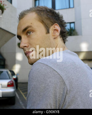 Calum Best arriva al Cromwell Hospital, a ovest di Londra giovedì 27 ottobre 2005, dove suo padre George Best, ex calciatore del Manchester United, è gravemente malato. Vedere PA storia SALUTE meglio. FOTOGRAFIA DI ASSOCIAZIONE DELLA STAMPA. Fiona Hanson/PA Foto Stock