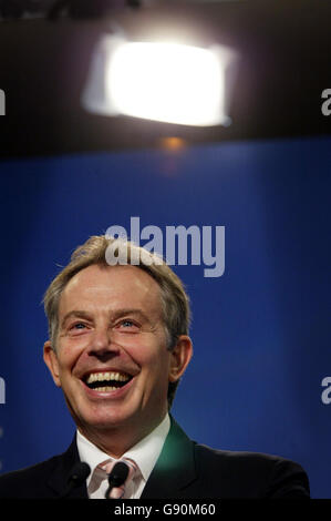 Il primo ministro britannico Tony Blair sorride durante una conferenza stampa dopo un vertice UE a Hampton Court, Londra, giovedì 27 ottobre 2005. Vedi PA Story EU Summit. PREMERE ASSOCIAZIONE foto. Il credito fotografico dovrebbe essere: PA/David Sandison/The Independent/NPA Rota Foto Stock